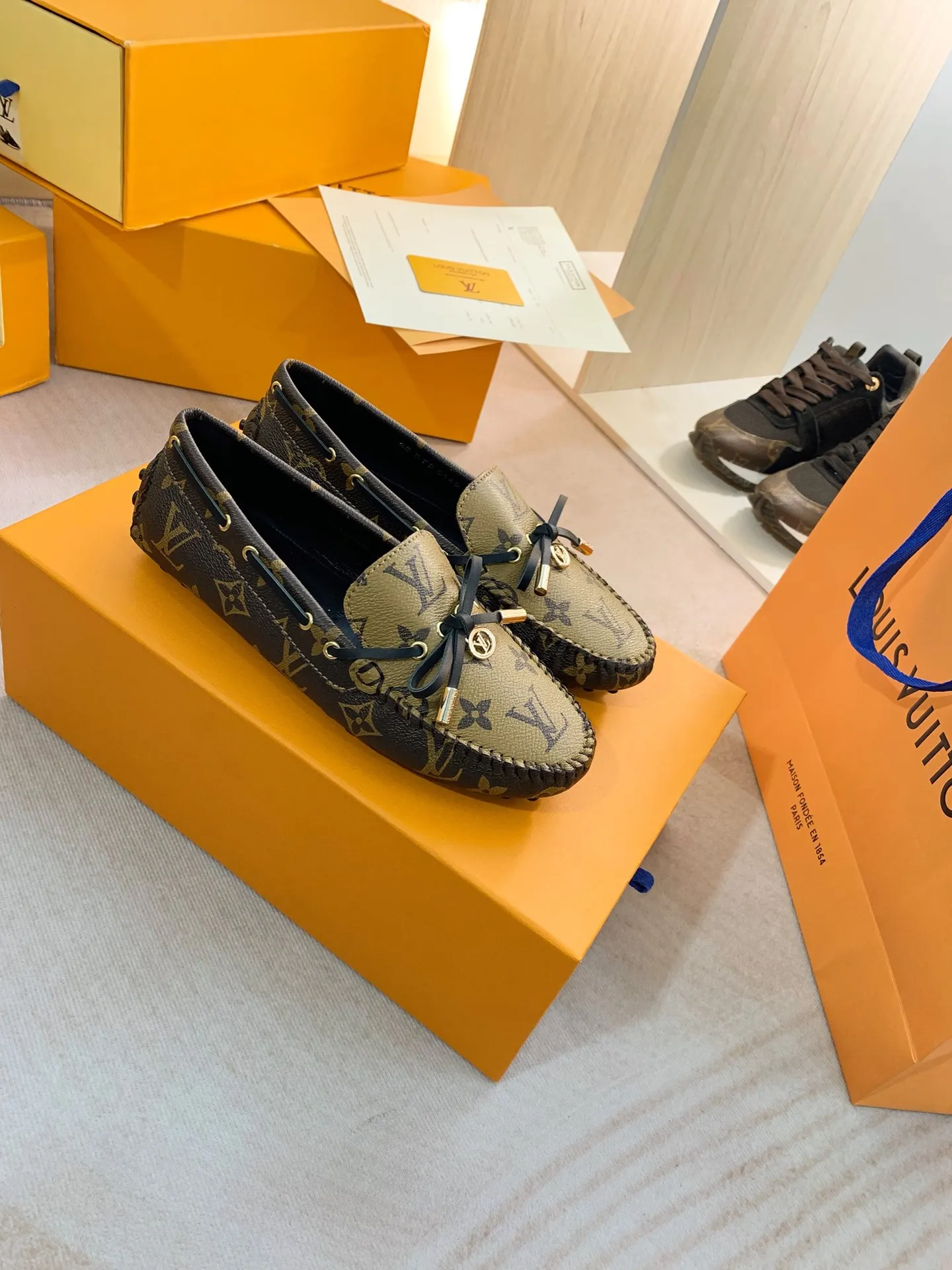 p460💰Couple model❤️🇫🇷 𝙇𝙤𝙪𝙞𝙨 𝙑𝙪𝙞𝙩𝙩𝙤𝙣 🇫🇷Louis Vuitton 2023 Classic𝓛𝓿 𝓣𝓻𝓪𝓲𝓷𝓮𝓻 Sports Series ➪➪➪¯ [Arizona Doudou Shoes Series] ▪️▪️▪️Arizona slip-on shoes are made of Monogram Eclipse canvas. Its hand-painted and dyed edges and hand-sewn uppers fully demonstrate Louis Vuitton's traditional shoemaking craftsmanship. This slip-on shoe is very lightweight. The integrated tongue and upper make it particularly comfortable and flexible. The soft outsole is equipped with rubber padding. Decorated with matching sash. Detailed features: ☑️Monogram Eclipse canvas ☑️Black Eclipse pattern ☑️Hand-painted shoe edges ☑️Hand-sewn uppers (each pair takes time to process) ☑️Integrated tongue and upper construction ☑️Outsole equipped with rubber lining ☑️size: 35_46